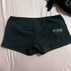 Fleo shorts size M
